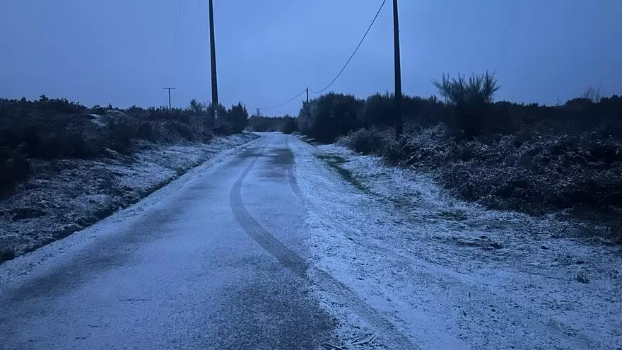 La nieve envuelve las montañas de A Lama
