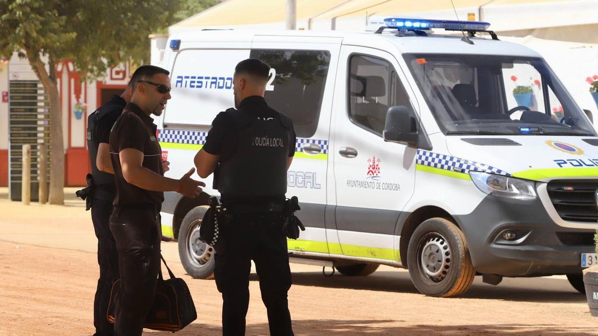 Policías locales de servicio en El Arenal, durante la última Feria de Córdoba.