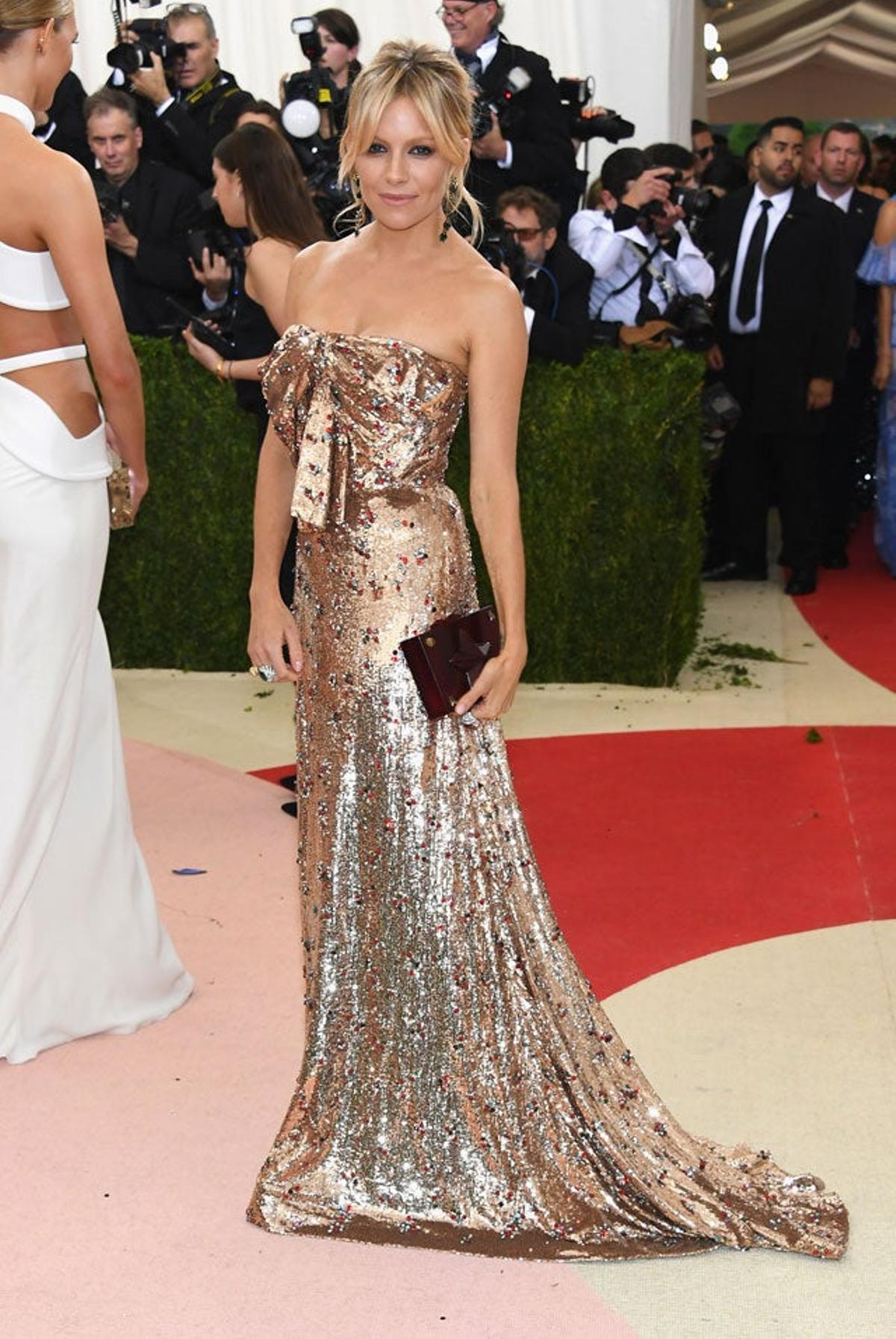 Sienna Miller, de Gucci, en la alfombra roja de la gala Met 2016.