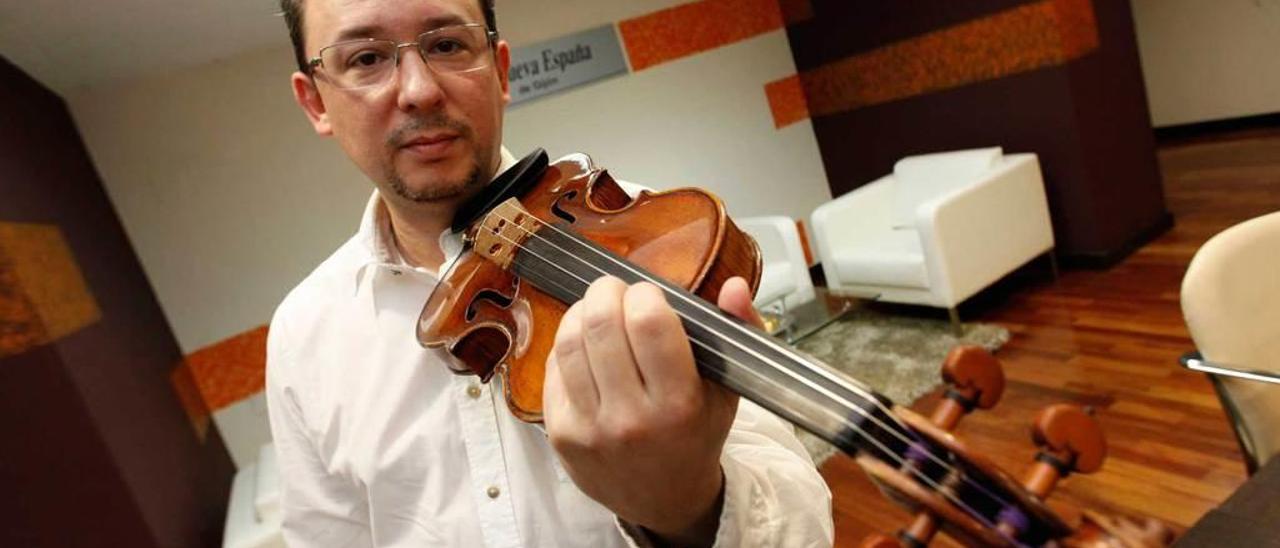 Vicente Cueva, en LA NUEVA ESPAÑA, con el Stradivarius que le ha cedido una empresa de Quebec.