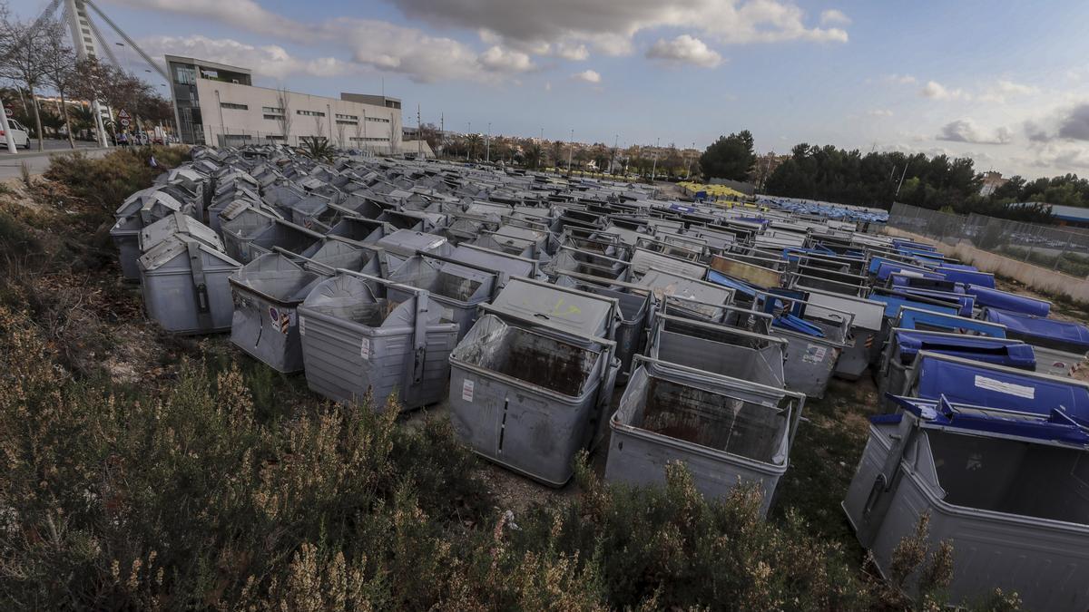 Retiran mil contenedores de basura viejos de un solar de Elche