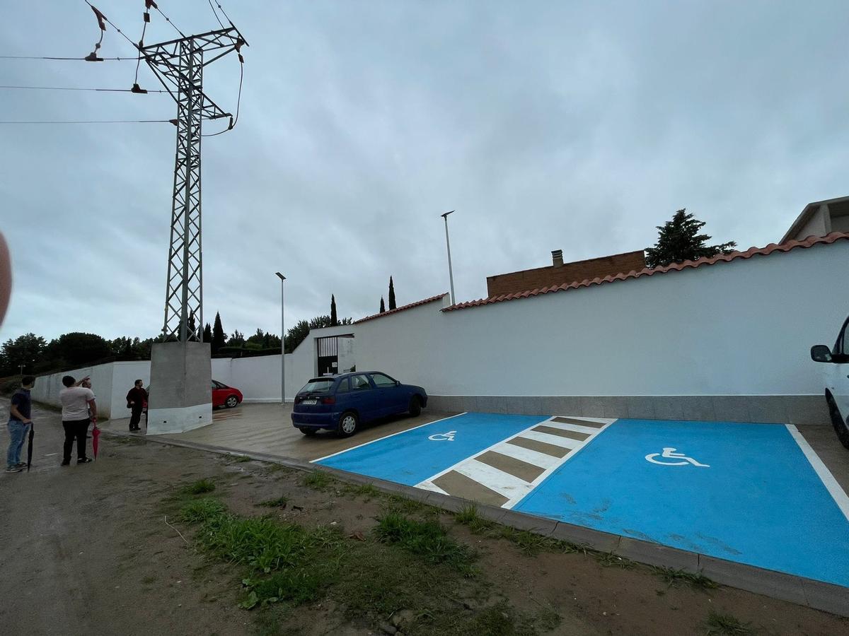 Zona acondicionada en el exterior del cementerio municipal.