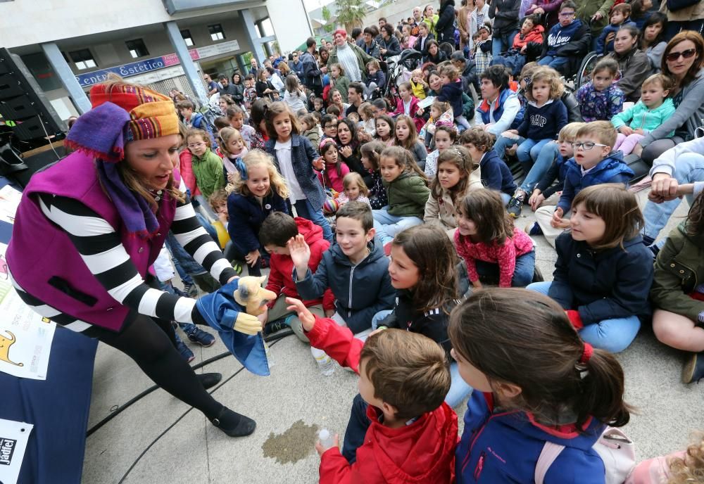 Música, cuentacuentos, pasacalles, teatro, talleres o mercadillos infantiles tuvieron lugar hoy en Navia y se repetirán mañana