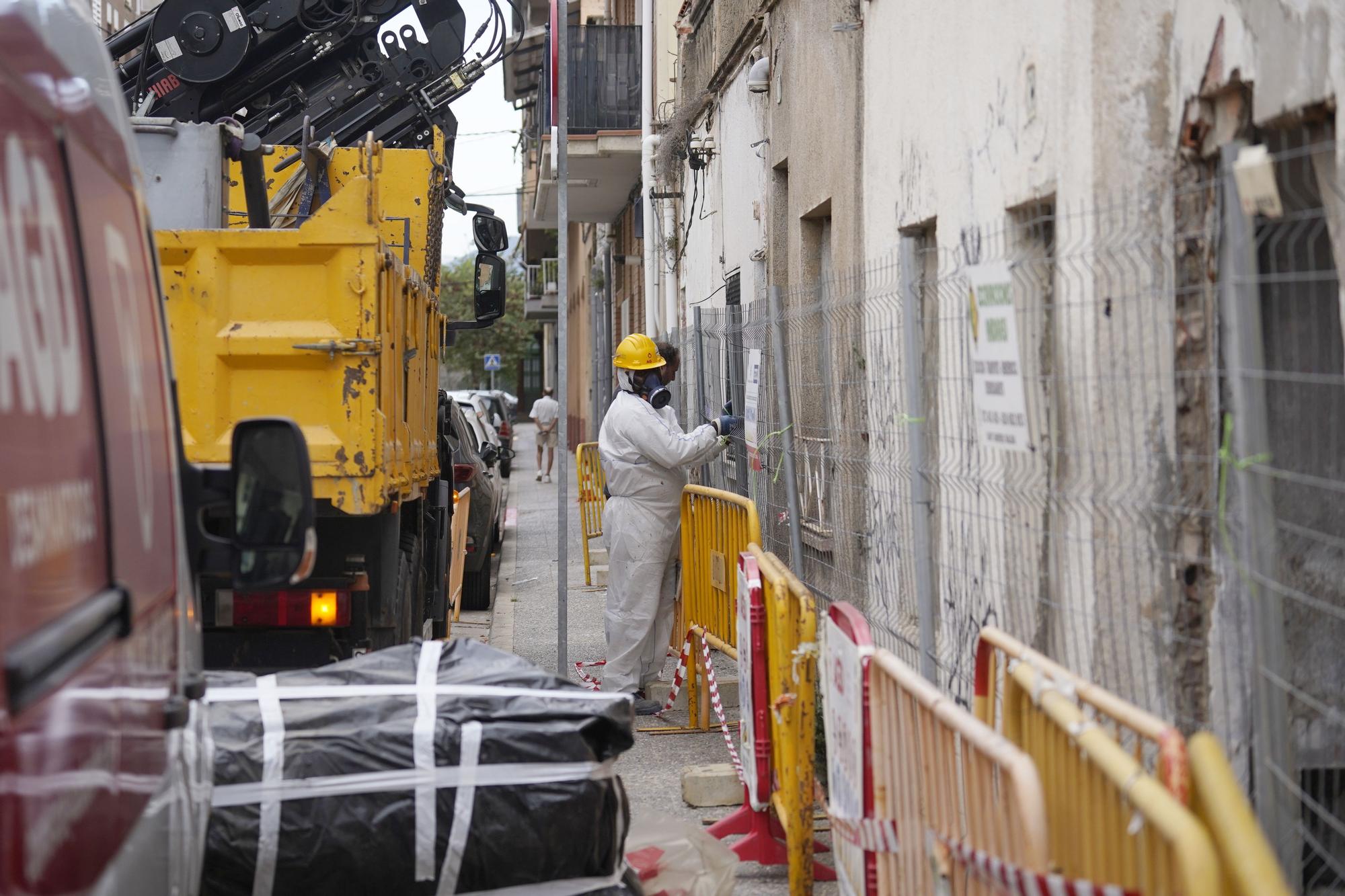 Retiren el fibrociment per enderrocar els edificis del carrer Universitat de Montpeller