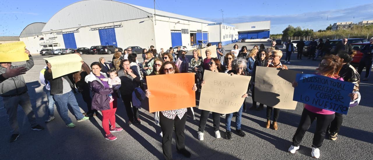 Los trabajadores de Peris Agost Hermanoss han protestado por las condiciones de despido que ofrece la compañía.