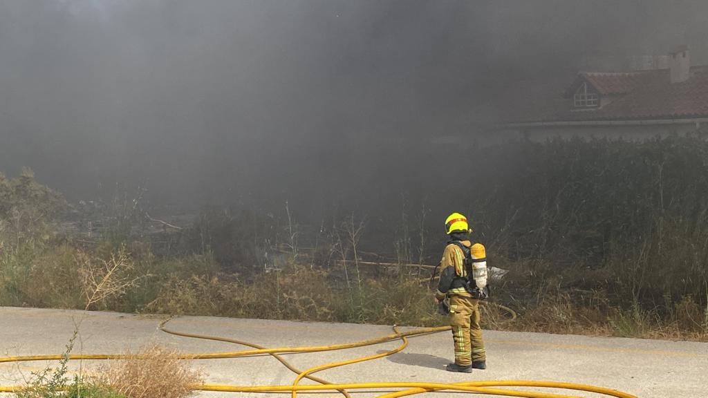 Incendio en el barrio del Pla en Elche