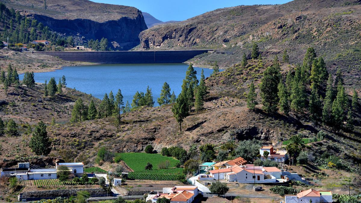 Stuwdam en stuwmeer "Presa de Chira" op het eiland Gran Canaria