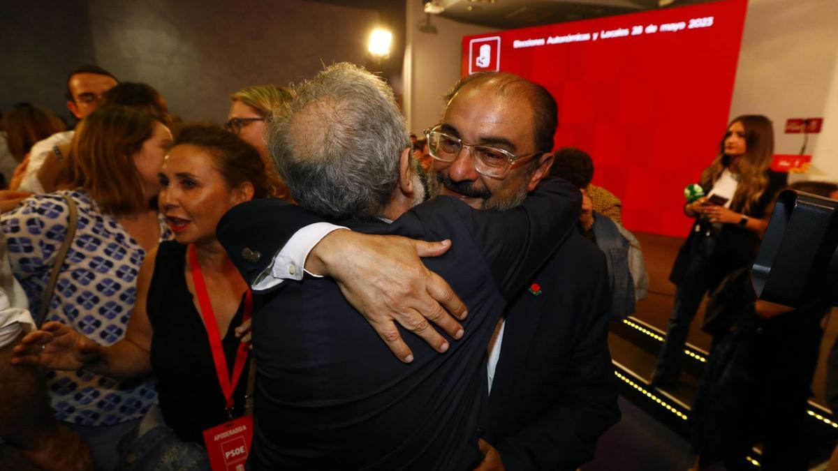 El socialista Javier Lambán, emocionado tras asumir la derrota electoral y anticipar quizá su posible retirada de la primera línea política.