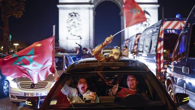 Celebracions dels seguidors marroquins a París durant el Mundial del 2022 després d’eliminar Espanya.  | YOAN VALAT / EFE