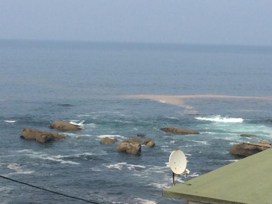 Una mancha de contaminación obliga a cerrar la playa de La Ñora