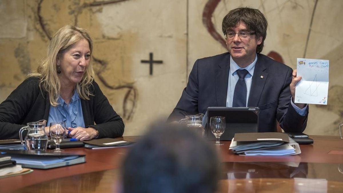 Neus Munté y Carles Puigdemont, este martes, en la reunión del Consell Executiu.