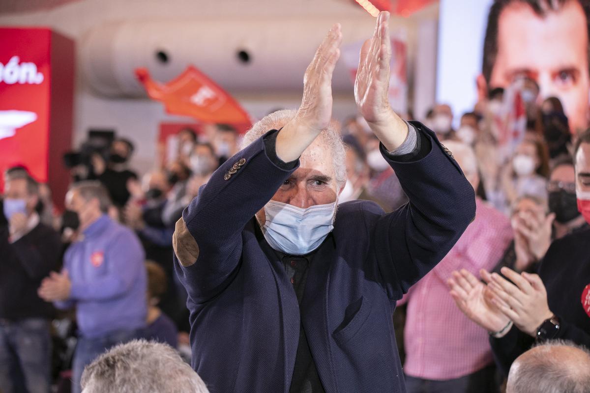 El socialista Demetrio Madrid, presidente de la Junta de Castilla y León entre 1983 y 1986, que dimitió tras ser procesado (aunque luego fue absuelto), ovacionado por las bases de su partido en el mitin de cierre de campaña en la Cúpula del Milenio de Valladolid, el pasado 11 de febrero de 2022