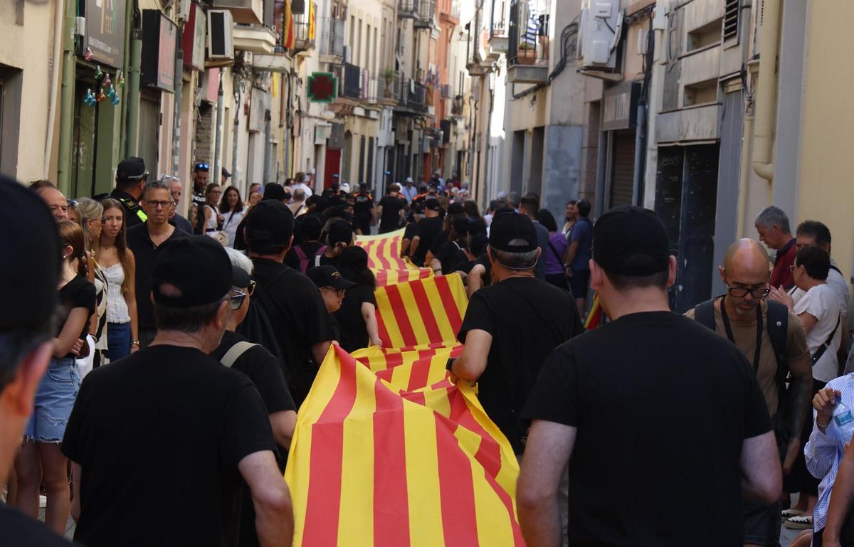 Vecinos de Sant Boi portan una senyera de 50 metros durante la conmemoración del 50 aniversario de la Diada de 1976.