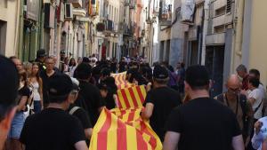 Vecinos de Sant Boi portan una senyera de 50 metros durante la conmemoración del 50 aniversario de la Diada de 1976.
