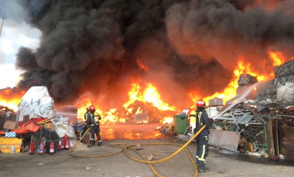 Incendio industrial en una nave de palés en Betxí