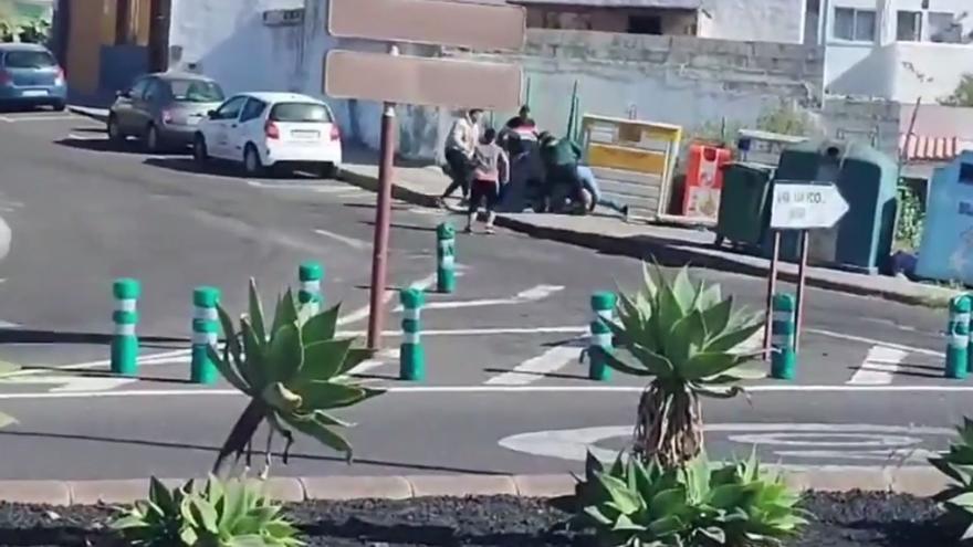 Un guardia civil dispara a un hombre en Arucas para defender a un menor