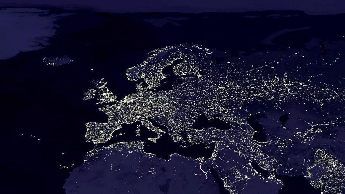 Europa de noche, vista desde el espacio.