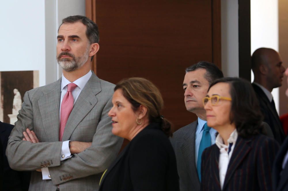 El rey se mostró muy amable con el público alrededor del Palacio de la Aduana, antes y después de su visita al Museo de Málaga.