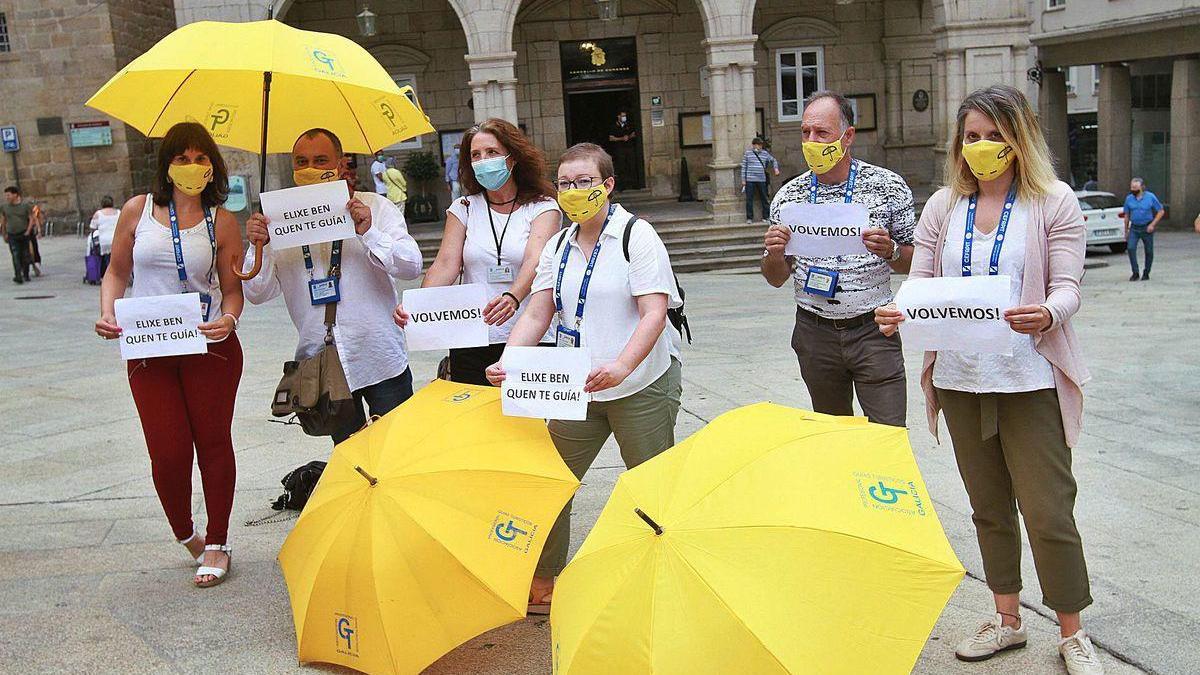 Los guías ourensanos en la Plaza Mayor para reivindicar su &quot;profesionalidad&quot; en el reinicio de su actividad.