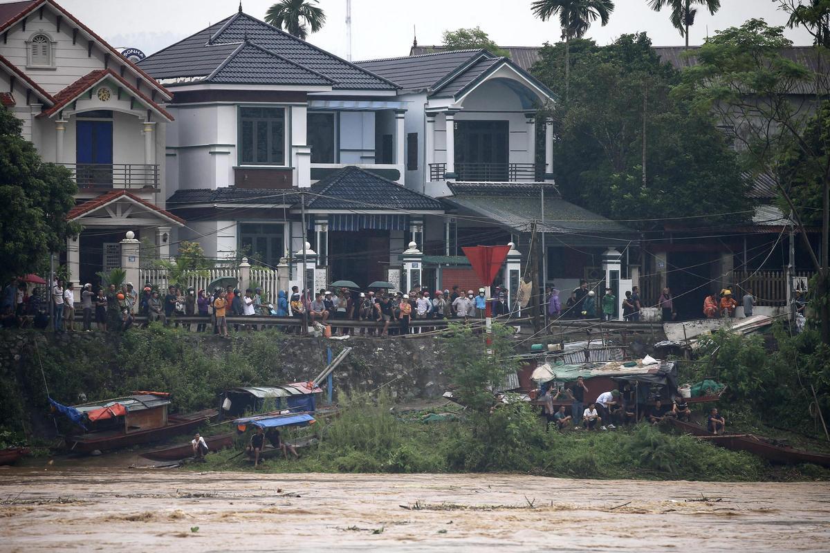 Un puente se desploma en Vietnam y deja al menos 13 desaparecidos