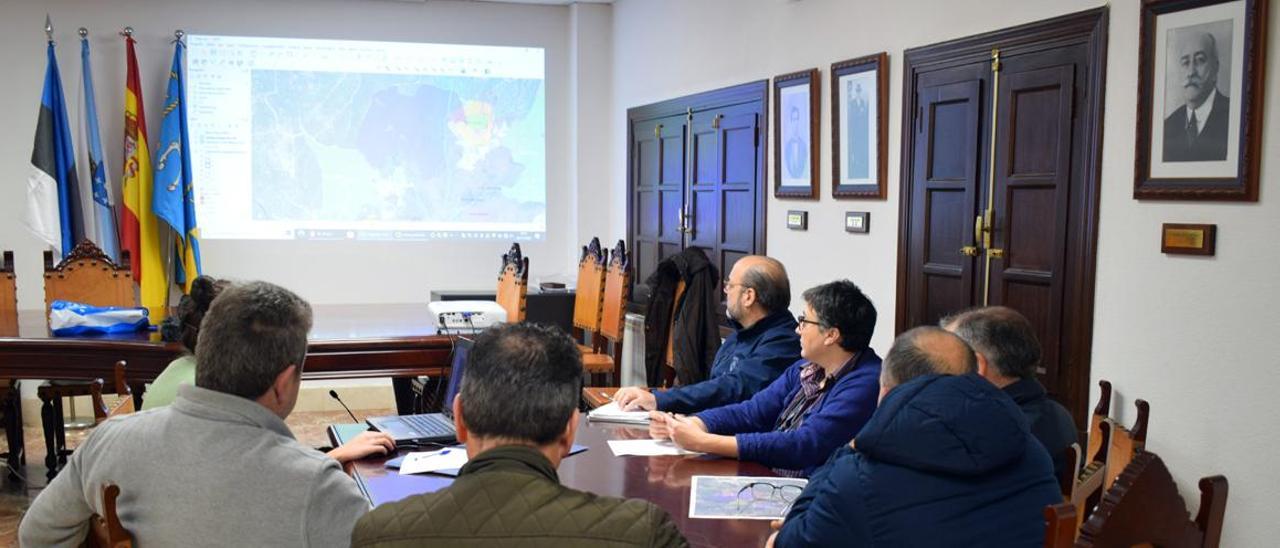 La reunión entre técnicos de la Xunta, alcalde y propietarios de terrenos.