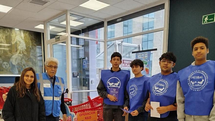 Voluntarios y donantes impulsan el éxito del Zampakilos Solidario en O Salnés