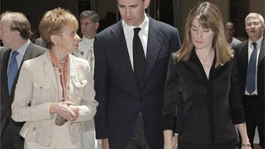 Los Príncipes de Asturias consuelan a las familias de los muertos en Yemen