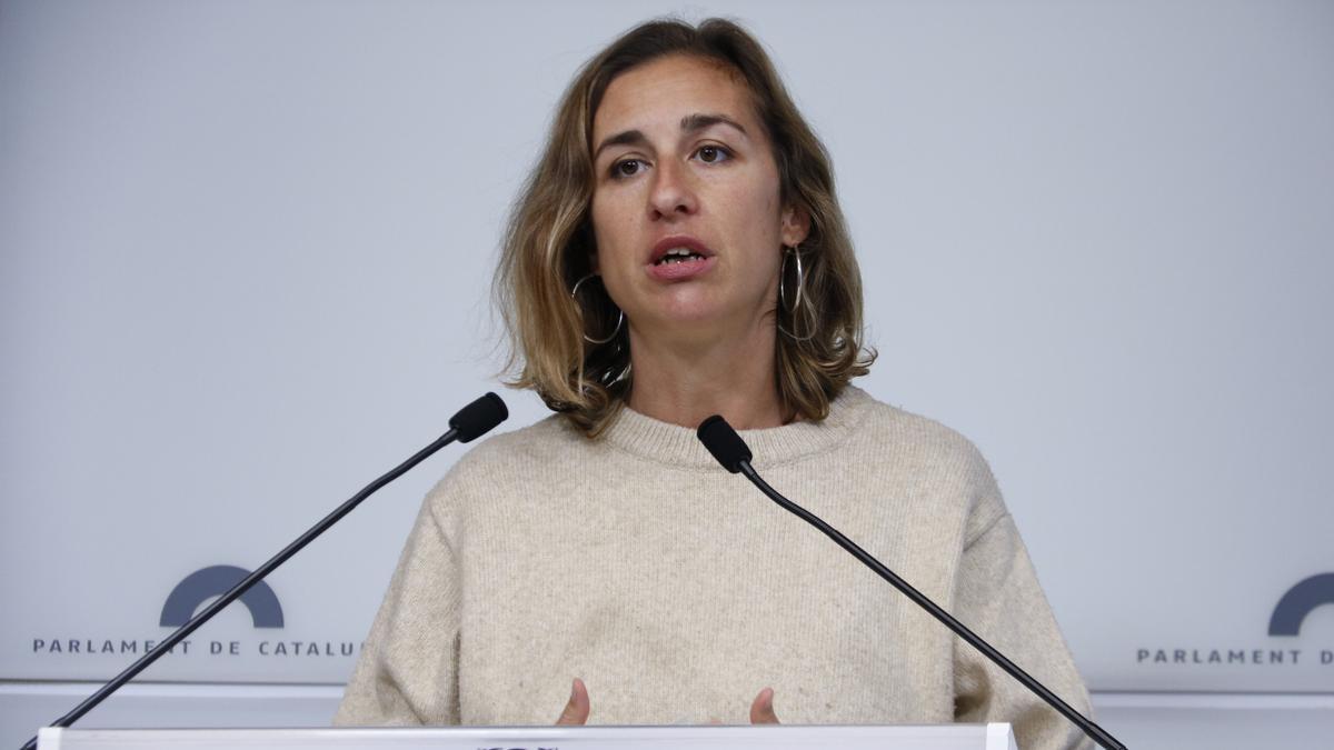 La diputada de la CUP Laia Estrada compareix en roda de premsa des del Parlament