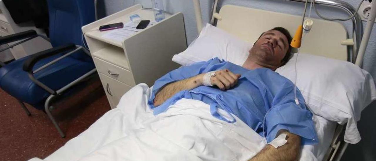 Miguel Alonso, ayer, en la habitación del Hospital Povisa donde se recupera de sus lesiones. // A. Irago