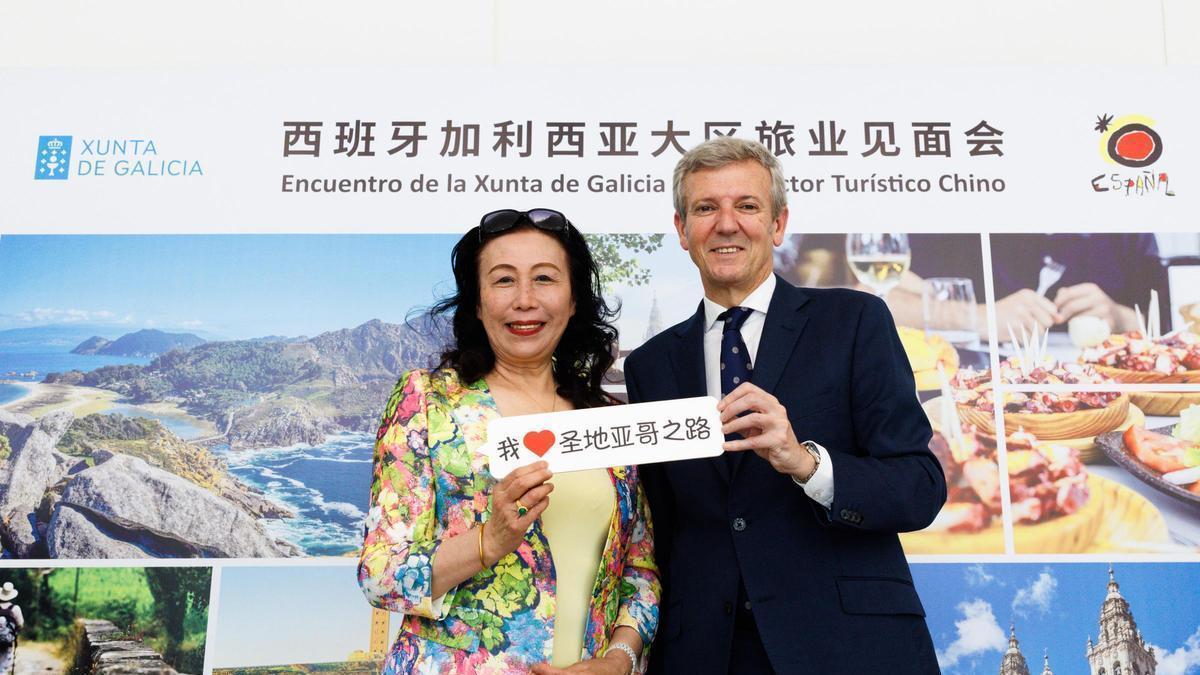 El presidente de la Xunta mantuvo un encuentro con operadores turísticos chinos en Pekín.