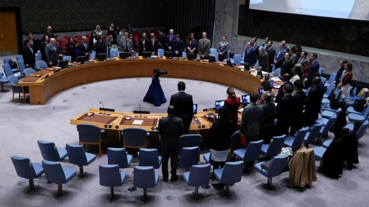 Delegados del Consejo de Seguridad de Naciones Unidas guardan un minuto de silencio por el ataque de Hamás contra Israel.
