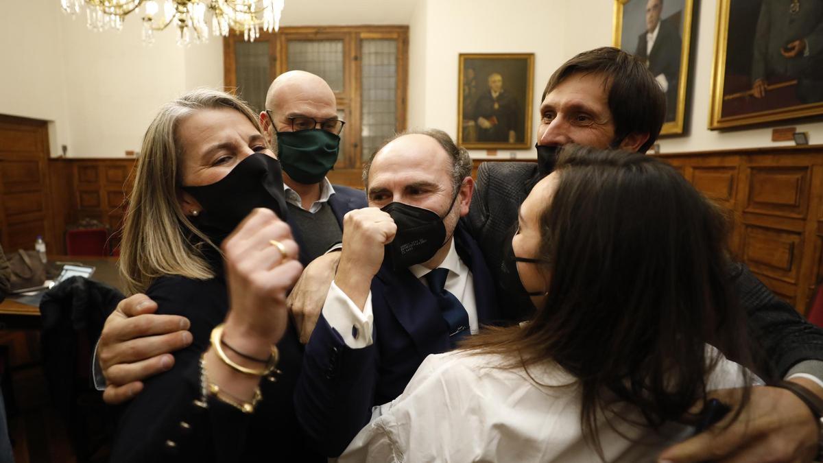 Villaverde, en el centro, celebrando su victoria el pasado viernes, junto a Rosana Gutiérrez, Humberto R. Solla, Secundino González y su hija mayor, Paula.