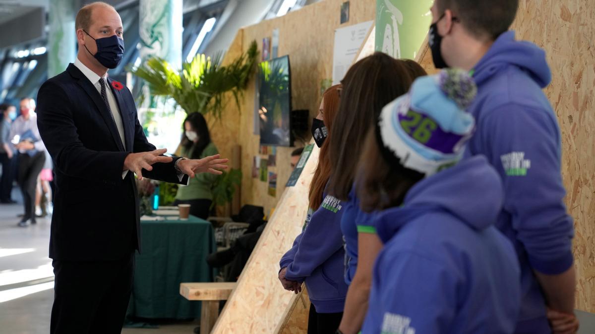 El príncipe Guillermo habla con algunos participantes en la cumbre, antes del encuentro con los ganadores del premio Earthshot