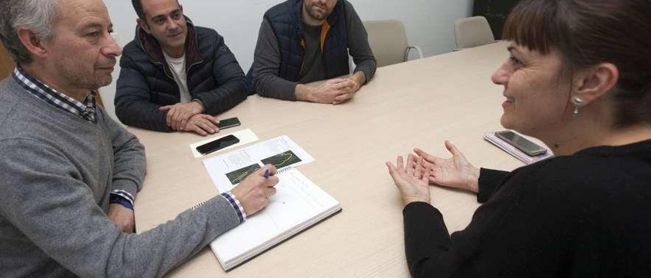 Constenla, Fernández, Da Barreira y García, en la primera reunión de A Estrada y Teo. // Bernabé / Cris M.V.