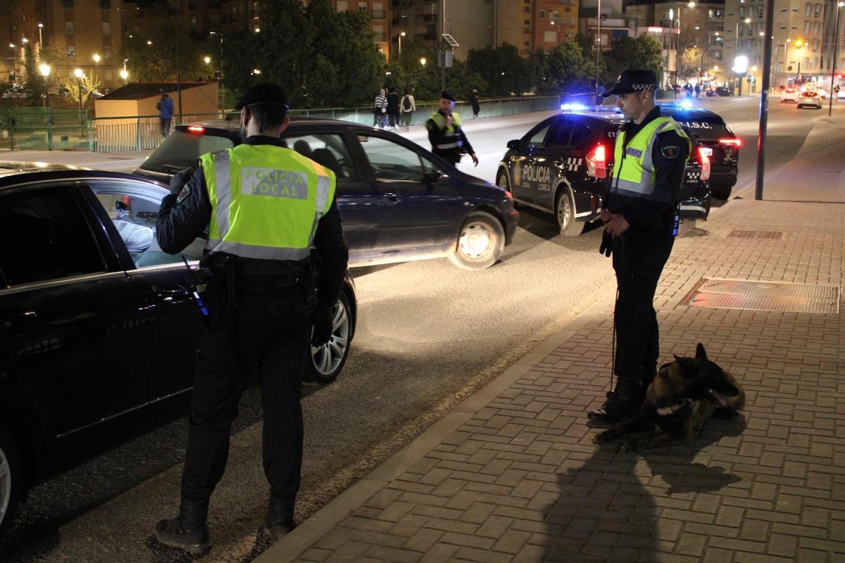 Agentes de Policía Local en el transcurso de un control preventivo en Lorca.