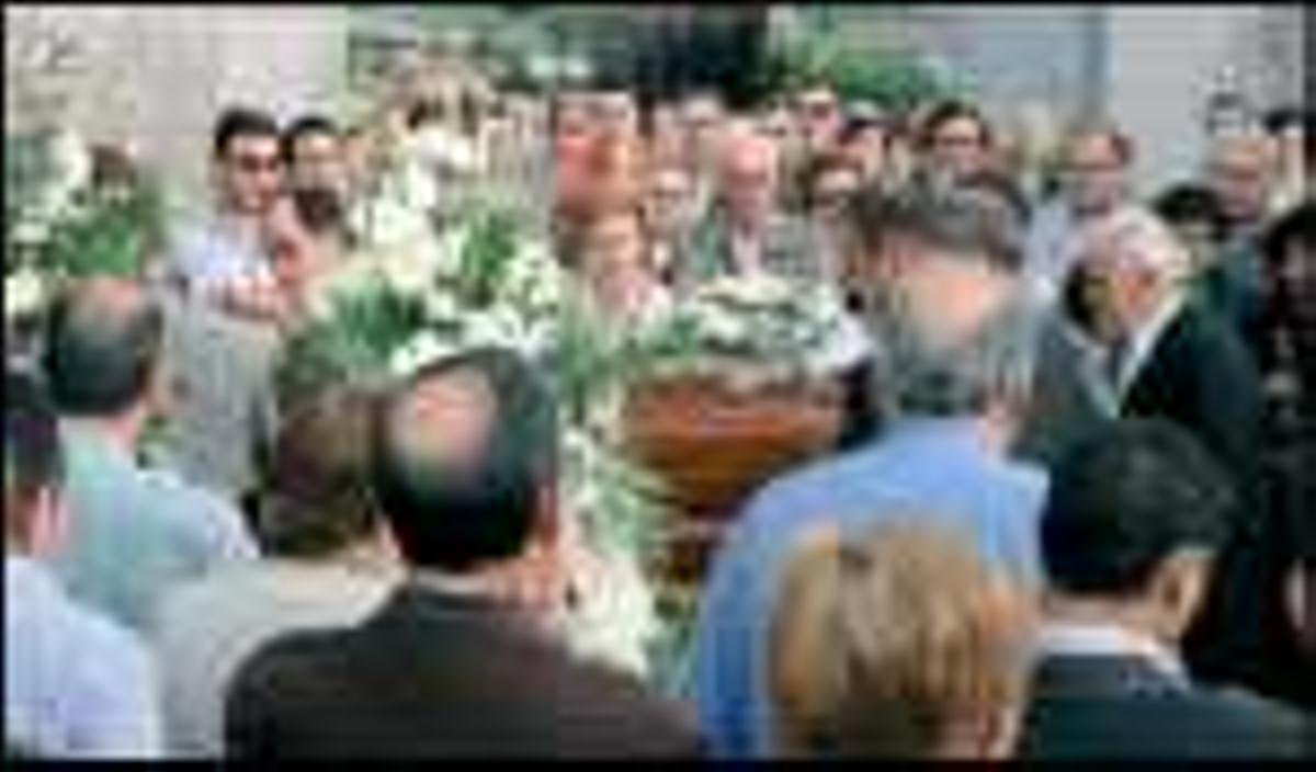 Numerosas personas se acercaron ayer hasta la iglesia de Botos para dar su último adiós a Antonio Taboada. / BERNABÉ / JAVIER LALÍN