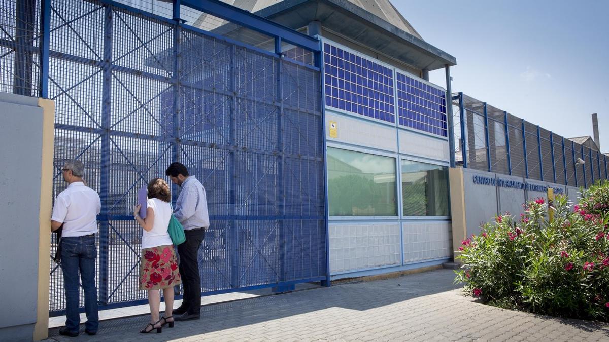 Inspectores del Ayuntamiento de Barcelona, a las puertas del CIE de Zona Franca, el pasado julio.