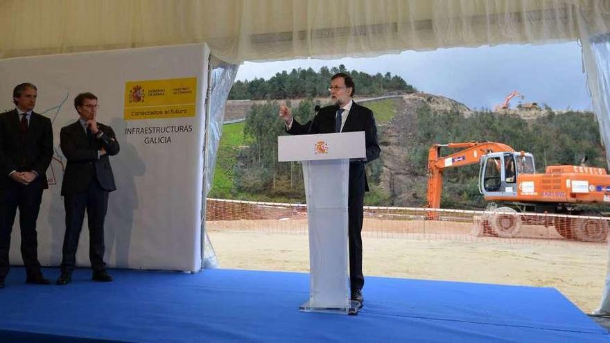 Mariano Rajoy, junto a Íñigo de la Serna y Alberto Núñez Feijóo, ayer en Pontevedra.