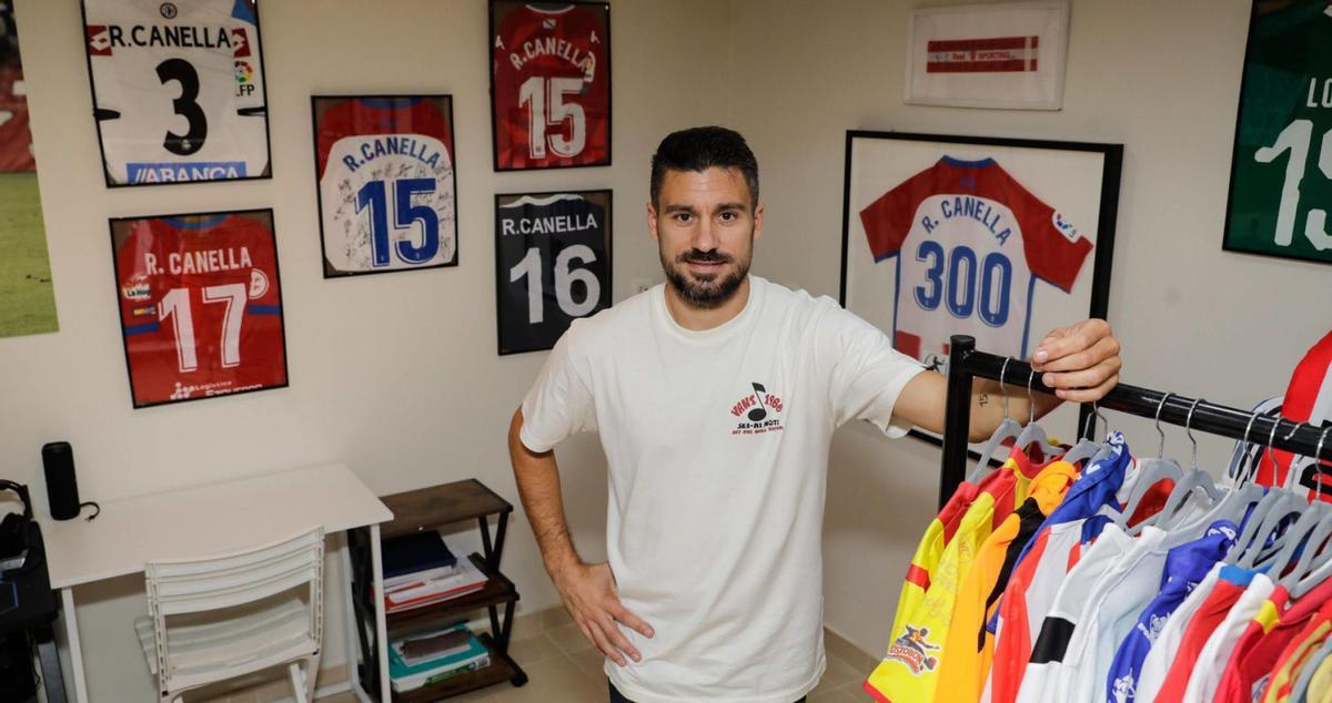 Roberto Canella, ayer, en el despacho en el que guarda camisetas y recuerdos de toda su trayectoria. | Juan Plaza