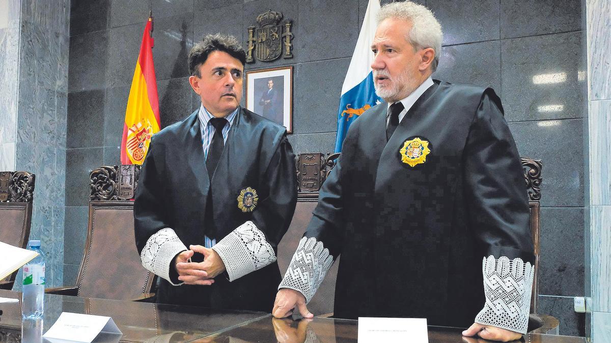 Juan Luis Lorenzo Bragado y el presidente en funciones de la Audiencia Provincial, Emilio Moya, en la Sala de Gobierno.