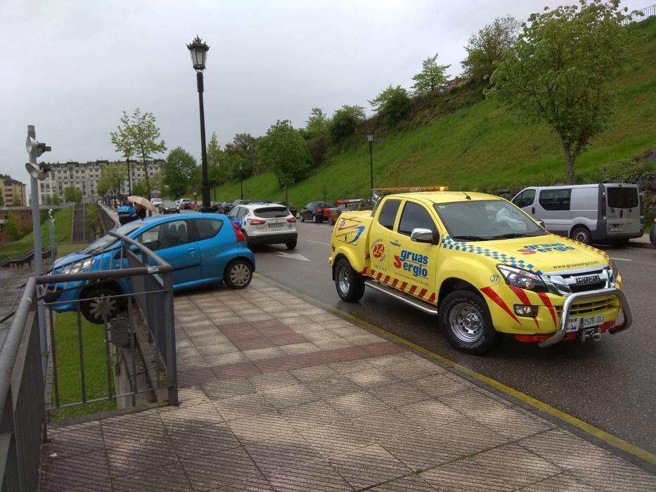 Coche asomado al Tartiere tras accidente.