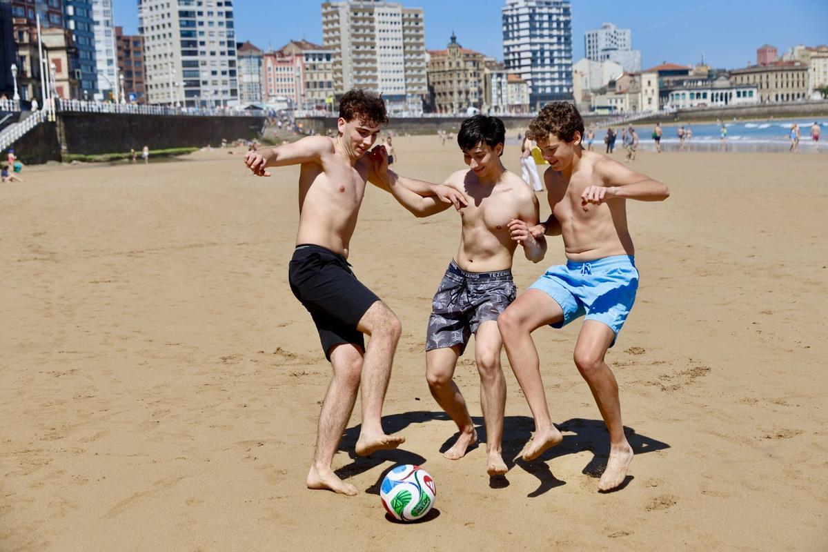 EN IMÁGENES: Asturias sofoca la ola de calor de mayo en la playa