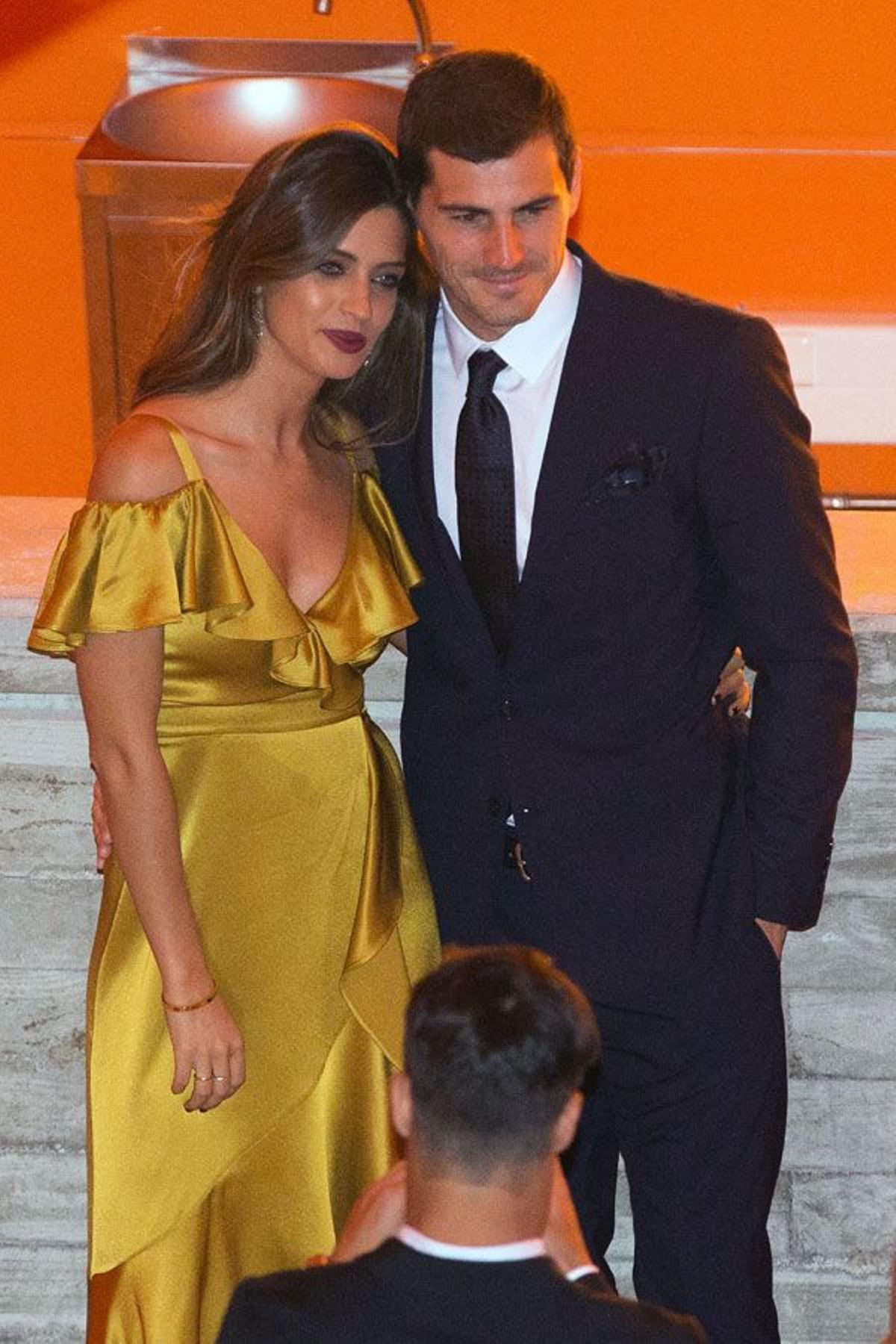 Sara Carbonero con vestido amarillo de Temperley London junto a Iker Casillas