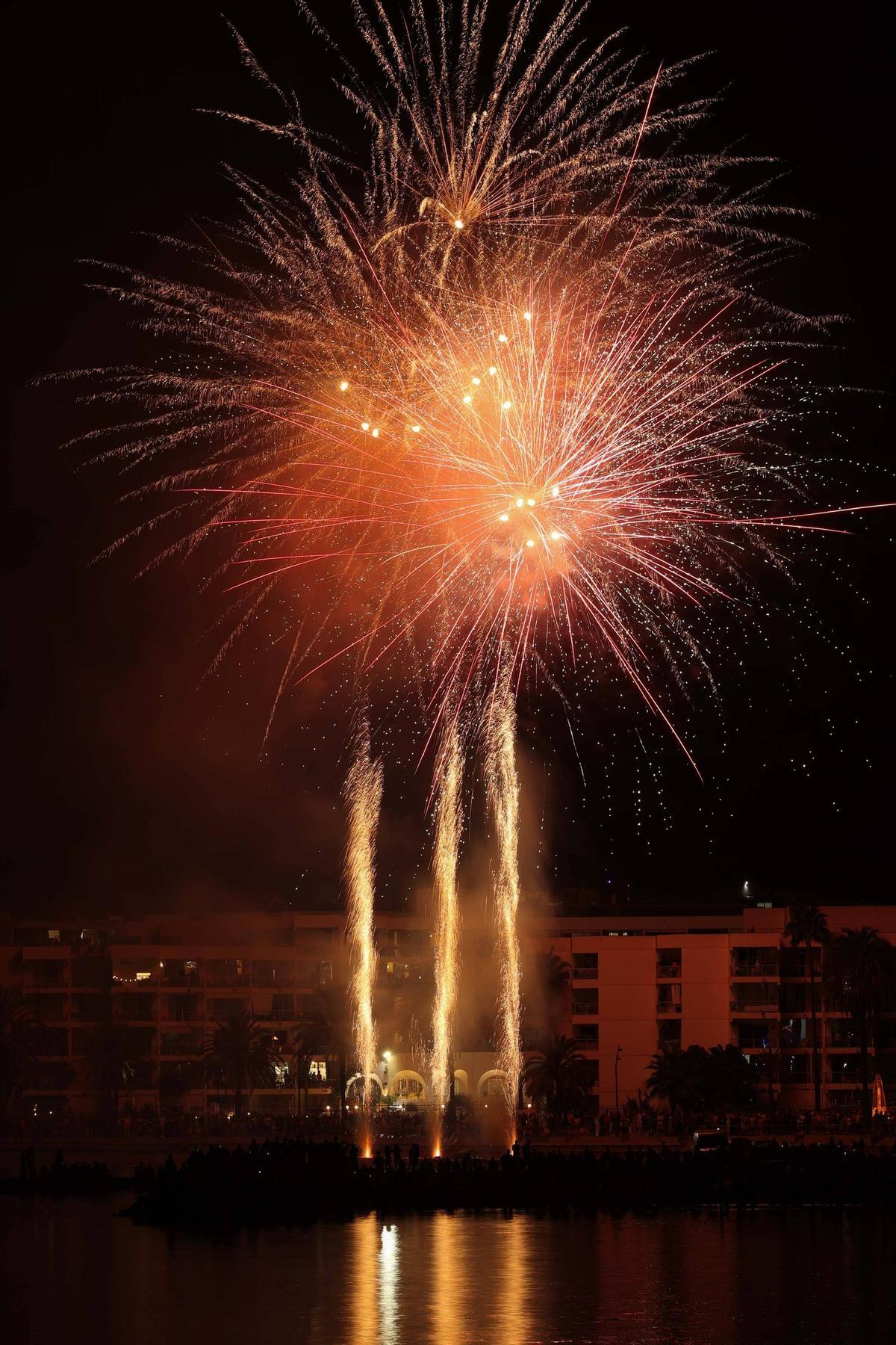 Mira aquí todas las fotos de los fuegos artificiales en ses Figueretes Mira aquí todas las fotos de los fuegos artificiales en ses Figueretes