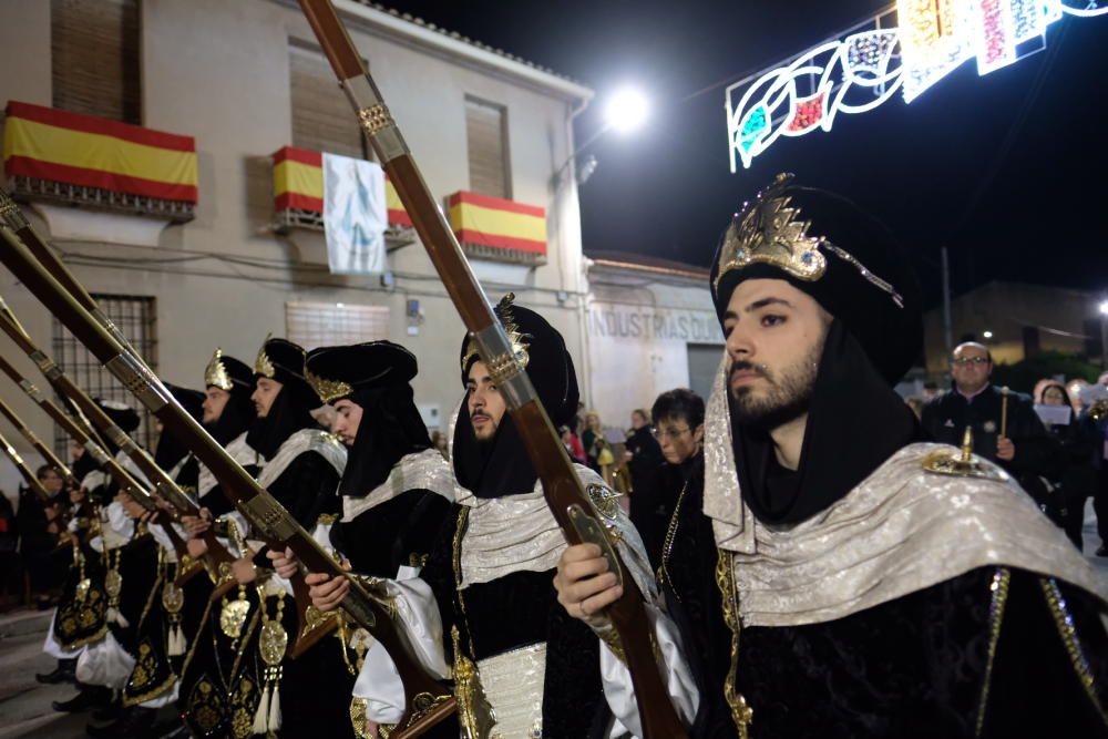 Las tres comparsas lucen a sus cargos festeros mientras los arcabuceros cobran más protagonismo.