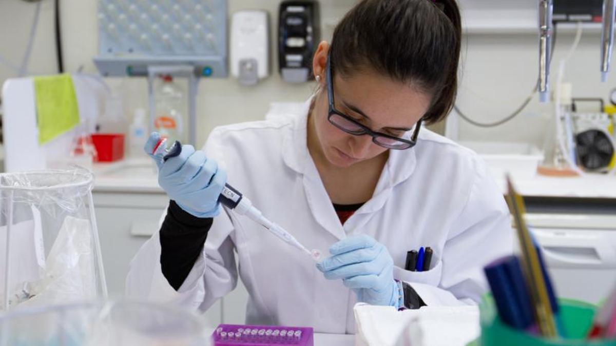 Imagen de archivo de una estudiante del Grado en Ciencias Biológicas.