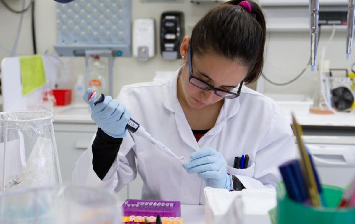 Imagen de archivo de una estudiante del Grado en Ciencias Biológicas.