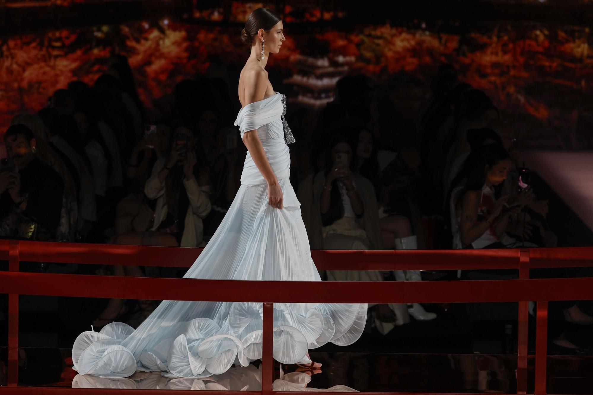 Isabel Sanchis tiñe de verde y rosa la pasarela madrileña