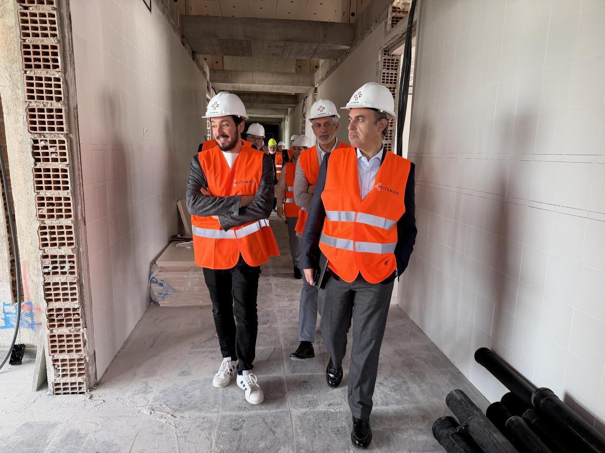 El conseller Antoni Vera y el director del IES Marc Ferrer, Jaume Ferrer, durante la visita a las obras de ampliación del centro educativo