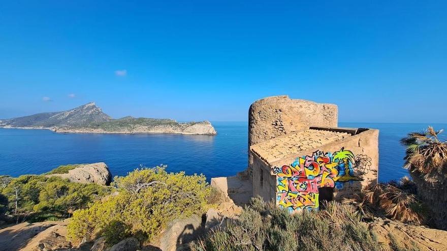 Graffiti-Schmierereien an zwei Wachtürmen in der Gemeinde Andratx auf Mallorca
